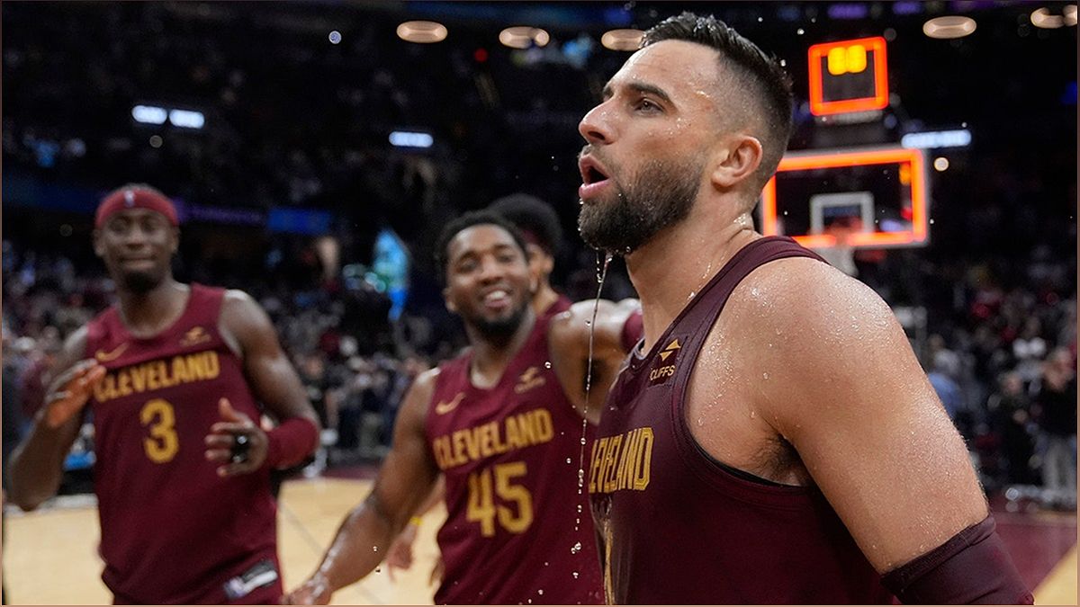 Max Strus Hits Incredible 59-Foot Game-Winning Shot for Cleveland Cavaliers - -587401175